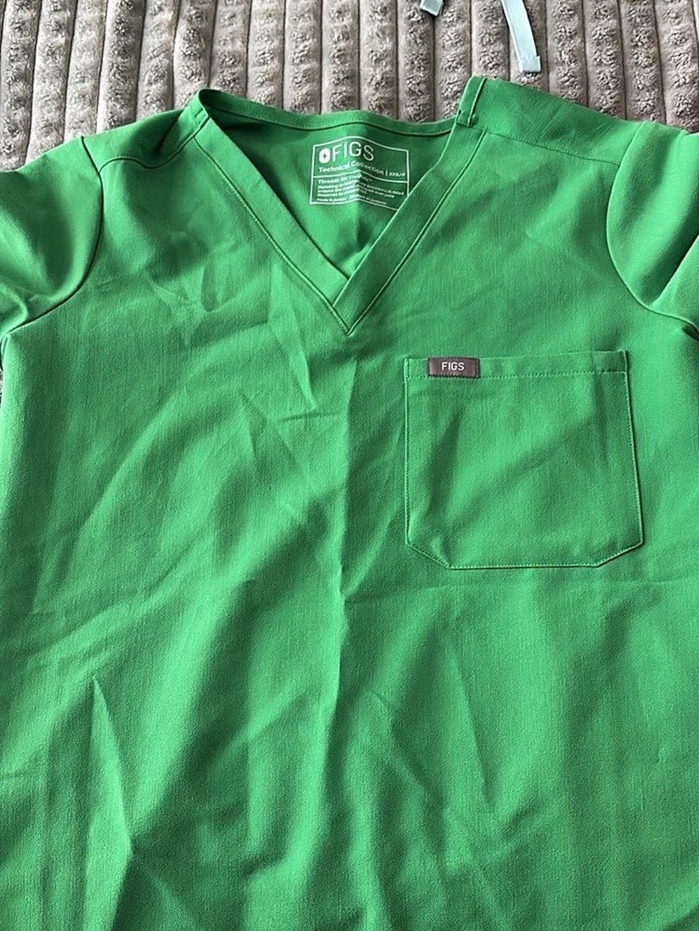 FIGS Casma Scrub Top V-Neck in Green